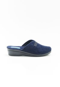 Zoccolo blu navy in morbida pelle scamosciata con suola nera testurizzata. Presenta una fascia decorativa con piccoli accenti metallici nella parte superiore.