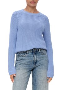 Helles blaues Strickpullover mit Rundhalsausschnitt, langen Ärmeln und gerippter Textur, kombiniert mit hochtaillierten, leicht ausgebleichten Jeans.