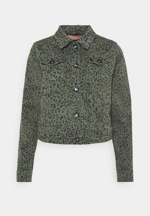 Grøn denimjakke med sort leopardprint, lukkes med knapper foran, to brystlommer med klap og lange ærmer.