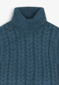 Suéter de cuello alto color turquesa con cuello acanalado y un patrón de punto de cable texturizado. Tejido suave y cálido con un ligero brillo.