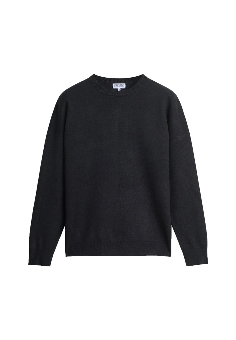 Zwarte gebreide trui met een ronde hals, verlaagde schouders en lange mouwen. Zachte textuur en een relaxte pasvorm, minimalistisch design zonder patronen.