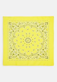 Bandana jaune avec un motif paisley en noir et blanc. Forme carrée avec une bordure décorative et des éléments de design symétriques.