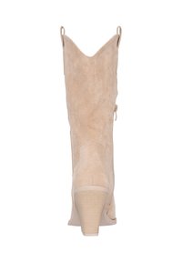 Bota de ante beige hasta la rodilla con la parte superior puntiaguda y un tacón afilado, que incluye una cremallera en el lateral y una suela texturizada.