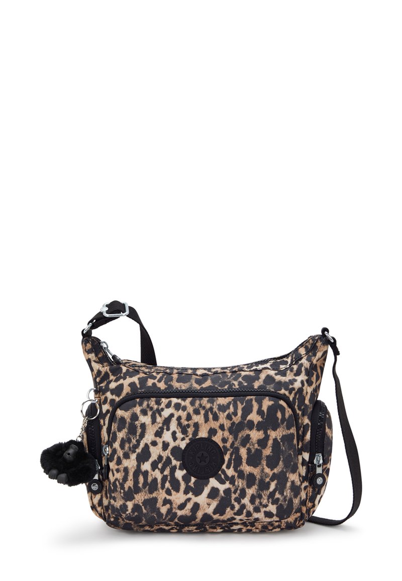 Torebka typu crossbody w panterkę, wykonana z tkaniny, z czarnym logo, dwoma kieszeniami zapinanymi na zamek oraz odpinanym breloczkiem z pomponem.