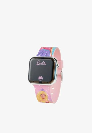 Roze smartwatch met een vierkant zwart scherm, voorzien van Barbie-afbeeldingen op de band, die een gladde textuur heeft en zilveren accenten.