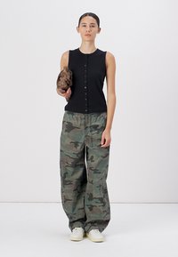 GAP BARREL PARACHUTE  - Hlače - green camo