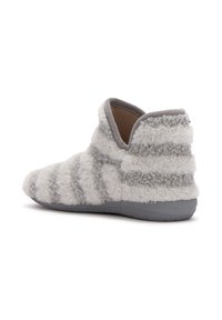 Pantofole in peluche a righe bianche e grigie con una texture morbida, punta arrotondata, altezza bassa alla caviglia e suola grigia flessibile. Nessun hardware visibile.