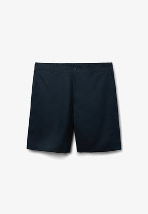 Pantalones cortos para hombre en azul marino con cierre de botones, cintura elástica, trabillas para cinturón y bolsillos laterales, mostrados planos sobre un fondo blanco.