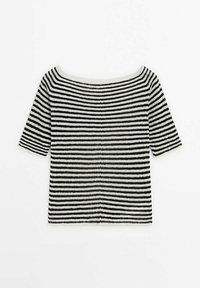 Svart och vit randig stickad topp med korta ärmar och en bred, rund halsringning, utlagd platt på en vit yta.