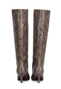 Bottes montantes en imprimé serpent marron avec une finition texturée, présentant un talon fin et un embout pointu. Conçues avec une silhouette élégante.