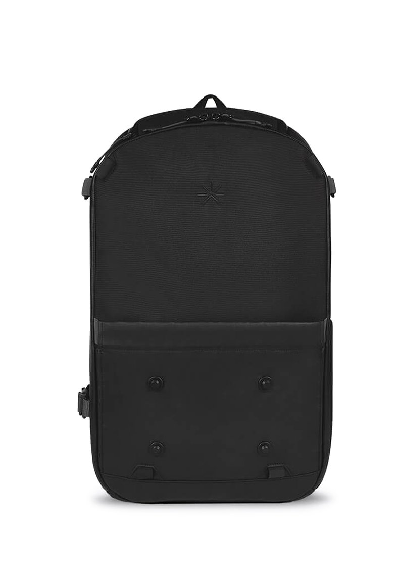 Zaino nero realizzato con materiali resistenti; presenta una texture liscia, una forma rettangolare e tasche esterne con dettagli a bottone.