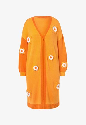 Largo cárdigan naranja vibrante con cuello en V, adornado con aplicaciones florales de punto en blanco y naranja, y tejido de punto texturizado.