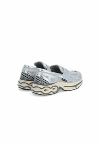 Metalen zilveren sneakers met meshedelen, ronde zolen en verstelbare banden. Bevat zwarte accenten en een getextureerde rubberen onderlaag.