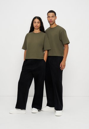 YOURTURN by Zalando, UNISEX 3PACK SQUARE BOXY FIT - Обикновена тениска - olive/oatmeal/chocolate