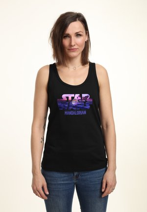 Sort tanktop med et grafisk design i lilla og pink nuancer med teksten "STAR WARS MANDALORIAN". Stof ser blødt ud; pasformen er afslappet.