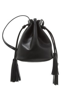 Borsa a strappo in pelle nera con forma arrotondata, dotata di due lunghe frange e una texture liscia e lucida. Le maniglie sono sottili e nere.