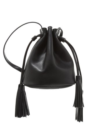 Mustat nahkaiset nyörilaukku, jolla on pyöreä muoto, varustettuna kahdella pitkä tupsulla ja sileällä, kiiltävällä pinnalla. Kahvat ovat hoikat ja mustat.