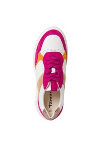Baskets blanches avec des accents en daim rose, orange et beige. Elles présentent des lacets roses et des détails perforés sur l'avant. Semelle en caoutchouc texturée.