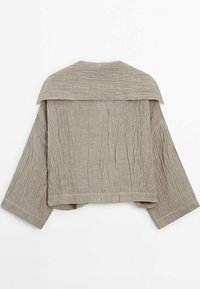  Lichtbruine cropped jack met een textuurrijke, gekreukte stof. Heeft wijde mouwen en een grote kraag, wat een ontspannen ontwerp benadrukt.