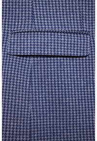 Tkanina w kolorze granatowym z wzorem w zębatkę w jaśniejszym odcieniu niebieskiego. Posiada kieszeń naszywaną na górze. Gładka faktura.