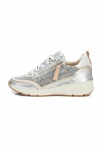 Zapatilla deportiva plateada con detalles de malla, puntera redonda, acentos beige contrastantes, acabado metálico, cordones blancos y cierre de cremallera lateral.