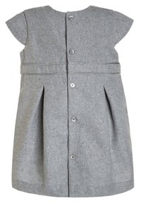 Szara wełniana sukienka z krótkimi rękawami, plisowanym dołem i zapięciem na guziki z tyłu. Posiada poziome przeszycia oraz cztery guziki.