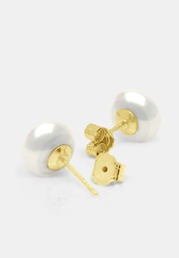 Boucles d'oreilles en métal doré avec de grandes perles blanches rondes. Chaque boucle d'oreille est dotée d'un fermoir sécurisé et présente une finition lisse et brillante.