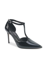 Décolleté nera in vernice con tacco alto, punta appuntita, design con cinturino T e sottile fibbia alla caviglia per una vestibilità sicura. Texture liscia e lucida.