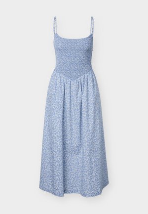 Robe midi à fleurs bleues avec corsage smocké et fines bretelles, ajustée en haut et jupe fluide sous la taille.