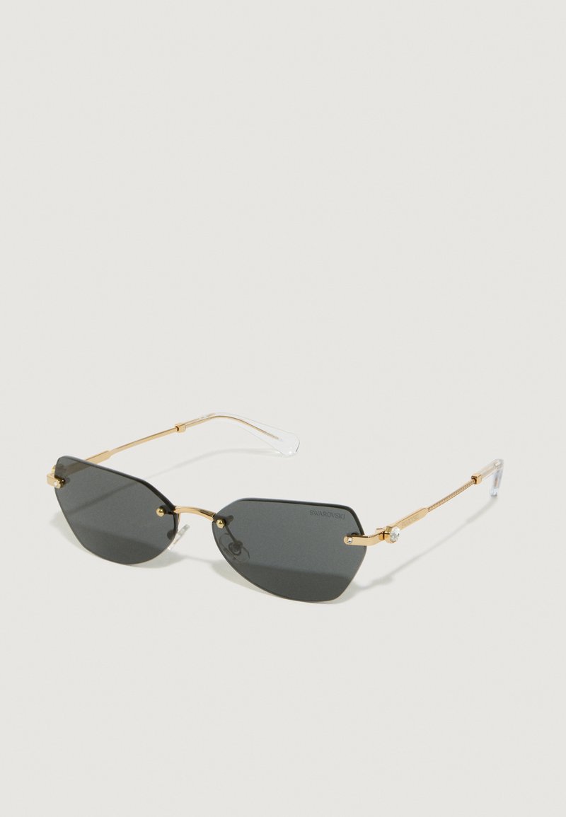 Ochelari de soare metalici cu un cadru auriu, lentile închise la culoare și o formă geometrică. Puntele de nas transparente și accentele texturate ale bratelor completează designul.
