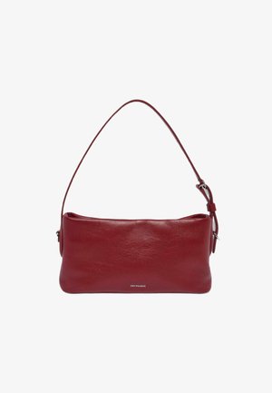Bolso de hombro de cuero rojo, forma rectangular, textura suave, con una correa ajustable y un sutil logo en la parte frontal.