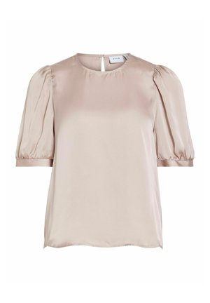 Miękka różowa satynowa bluzka z bufkami na krótkich rękawach, okrągłym dekoltem i zapięciem na guzik w kształcie dziurki z tyłu.