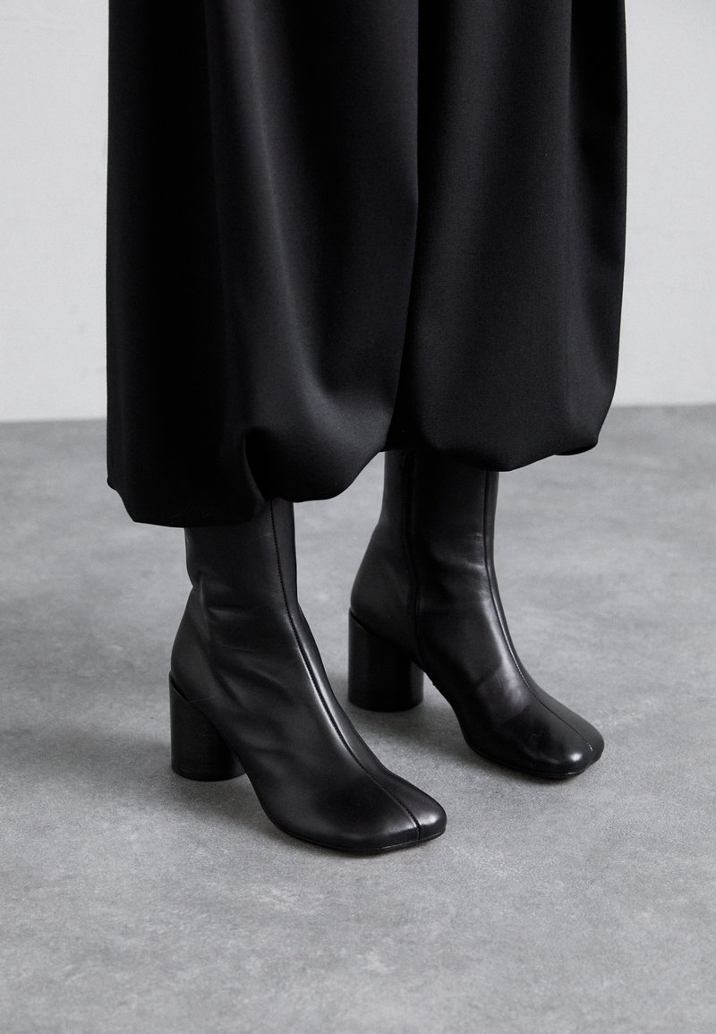 MM6 Maison Margiela - BOOT - Klasiski puszābaki - black, Palielināt