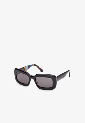 Musta suorakaiteen muotoinen aurinkolasit, joissa paksut kehykset, tummat linssit ja värikkäät raidalliset sisäsangat, joissa Puccin logo sekä sangoissa että linsseissä.