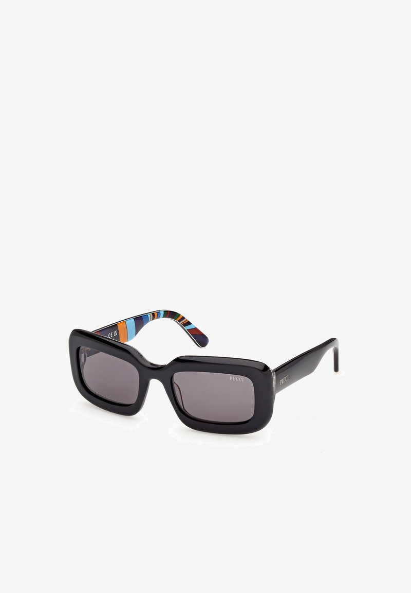 Gafas de sol rectangulares negras con montura gruesa, lentes oscuras y varillas interiores a rayas de colores, con la marca "Pucci" en las varillas y lentes.