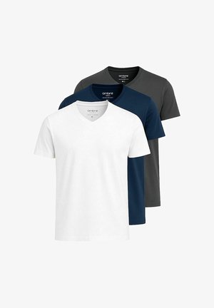 Trzy t-shirty z dekoltem w serek w kolorze białym, granatowym i szarym, wykonane z miękkiego materiału, z krótkim rękawem i luźnym krojem.