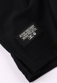 Μαύρο υφασμάτινο υλικό με υφή, διπλωμένο, με μια εμφανή ταμπέλα που γράφει "Active Discovery" και "Rivvia Projects", με λογότυπο πεταλούδας και ανθικό διακοσμητικό στοιχείο.