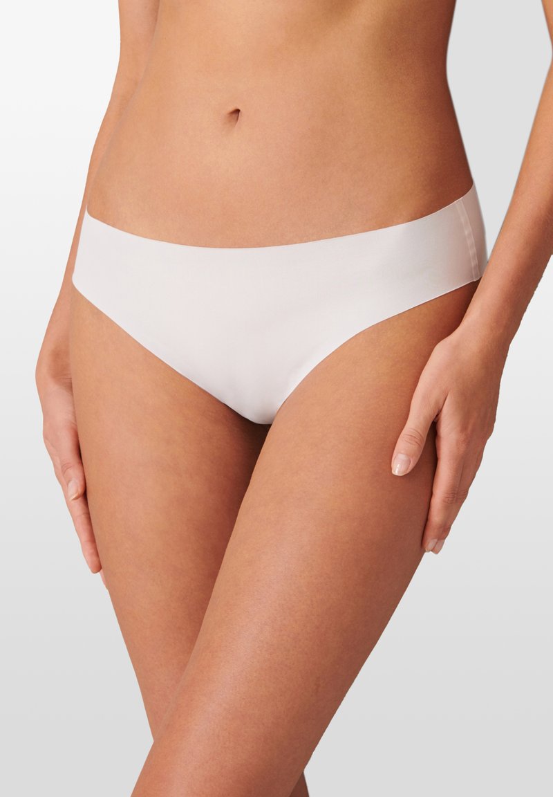 Witte bikinionderbroek met een gladde, naadloze uitstraling en elastische tailleband, gemaakt van zachte stof en met minimale bedekking.