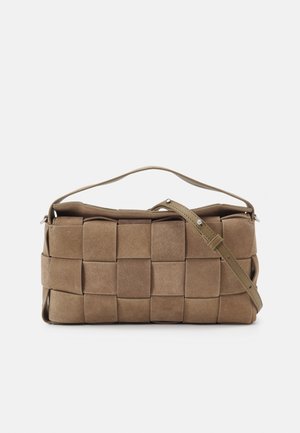 Sac à main en daim tissé marron de forme rectangulaire, avec une bandoulière amovible et une poignée supérieure. Texture lisse avec un fini doux.
