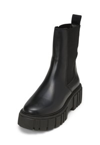 Zwarte enkelboot met een gladleren bovenkant en elastische zijpanelen. Dikke, gestructureerde rubberen zool en een trekband voor eenvoudig aan- en uittrekken.
