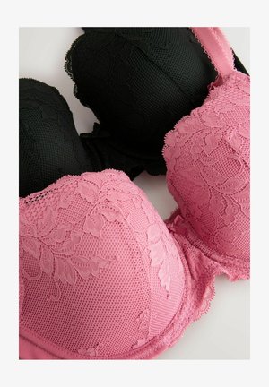 Due reggiseni, uno nero e uno rosa. Entrambi presentano dettagli in pizzo, tessuto a rete e bordi smerlati con spalline decorative.