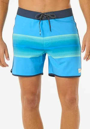 Shorts de bain bleus avec un design à rayures dégradées, dotés d'une taille bleu foncé, d'un cordon de serrage et d'accents. Texture lisse, coupe à mi-mollet.