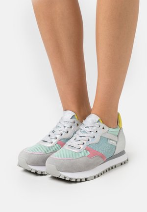 Sneakers multicolori con tomaia in rete mint, dettagli in suede grigio, particolari riflettenti argento e suola in gomma testurizzata.