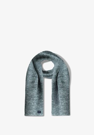 Hellblauer strukturierter Strickschal mit Rippenmuster, versehen mit einem kleinen Markenzeichen, gerade geschnittenen und fransigen Enden.