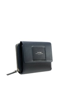 Granatowy skórzany portfel o teksturowanej powierzchni, wyposażony w klapę zapięcia, srebrne okucia oraz panel z przodu z logo marki. Zawiera kieszeń na zamek.