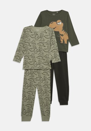 Deux paires de pyjamas pour enfants à manches longues sur le thème des dinosaures : un vert olive avec des contours noirs de dinosaures, un vert foncé avec une grande impression orange de dinosaure.