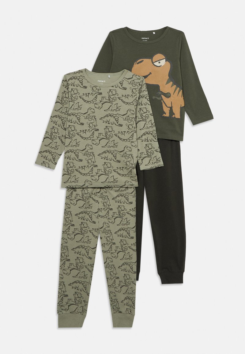 Deux paires de pyjamas pour enfants à manches longues sur le thème des dinosaures : un vert olive avec des contours noirs de dinosaures, un vert foncé avec une grande impression orange de dinosaure.