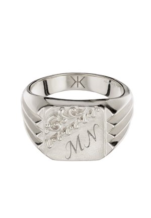 Silberner Siegelring mit dekorativem graviertem Blumenmuster und den Initialen „MN“ auf der quadratischen Fläche, mit schräg verlaufenden Rillen an den Seiten des Rings.
