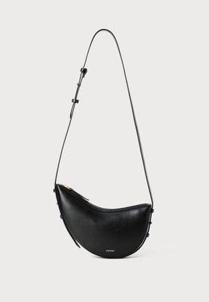 Borsa a tracolla nera in pelle con una forma curva e una singola tracolla regolabile. Presenta una chiusura con zip e hardware minimal in oro.