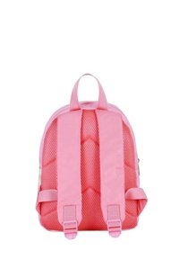 Sac à dos rose avec des bretelles en maille rembourrées, une poignée supérieure et une finition en tissu lisse. Il dispose d'une fermeture éclair et d'un design épuré.